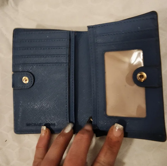 Michael Kors Susannah Ew Medium Slim Wallet - Picture 2 of 6